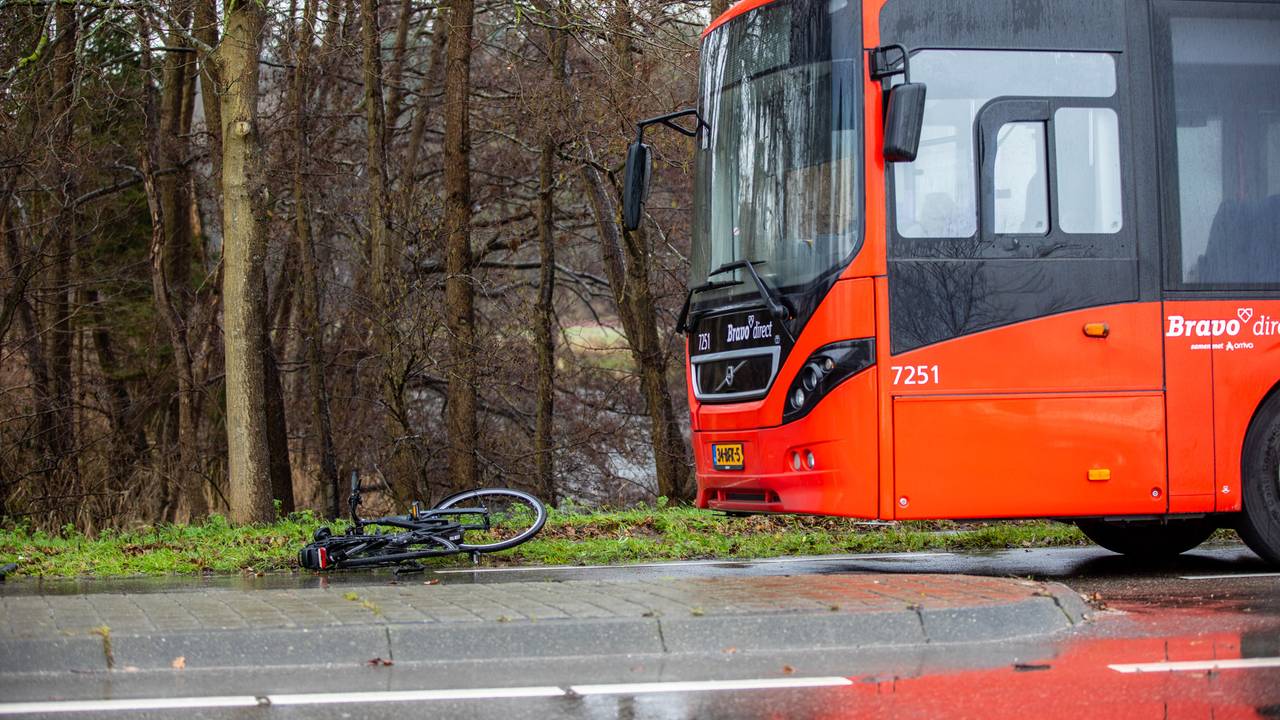 Fietser overleden nadat hij was aangereden door een bus.