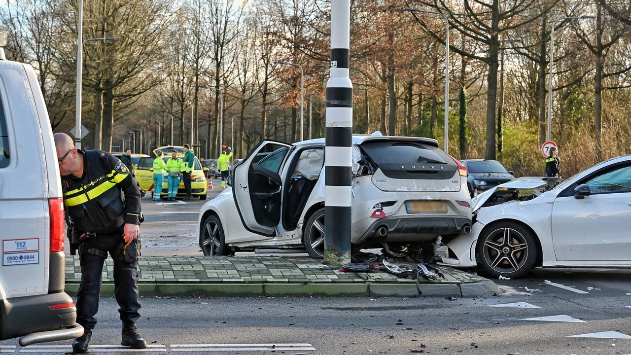 ongeluk met twee zwaargewonden • autos botsen in Tilburg.