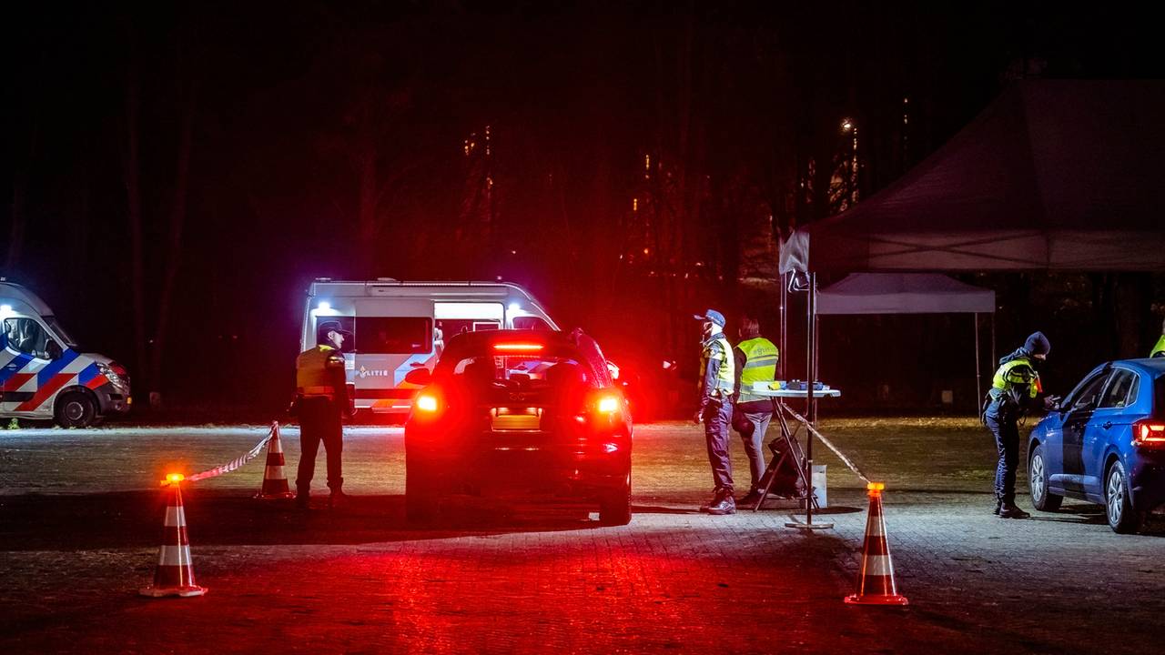 ongeluk met twee zwaargewonden • fietsers komen hard ten val.