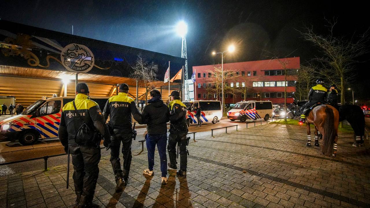 frontale botsing in Leende • aanhanger eindigt tegen boom.