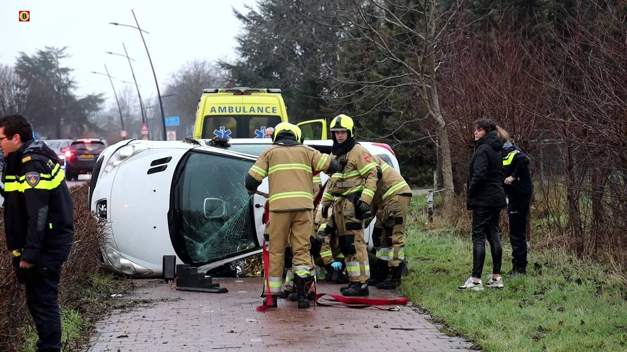 auto belandt in water na botsing • talloze vuurwerkvondsten.