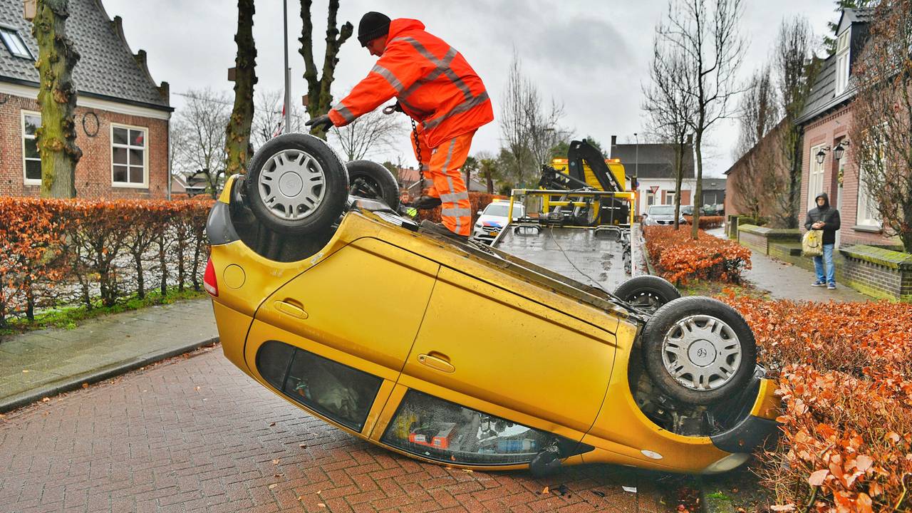 bestuurder gewond bij ongeluk snelweg • achtervolging op A58.