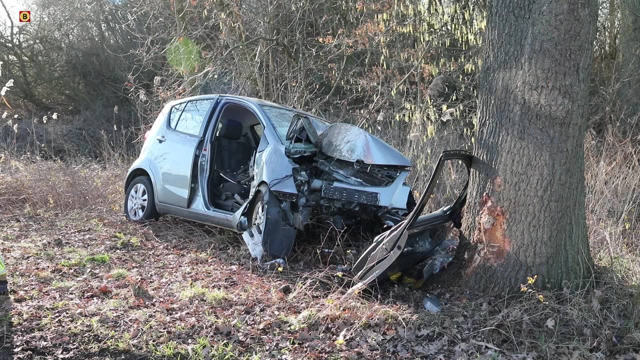 3 gewonden bij ongeval in Erp • Chauffeur botst tegen boom.