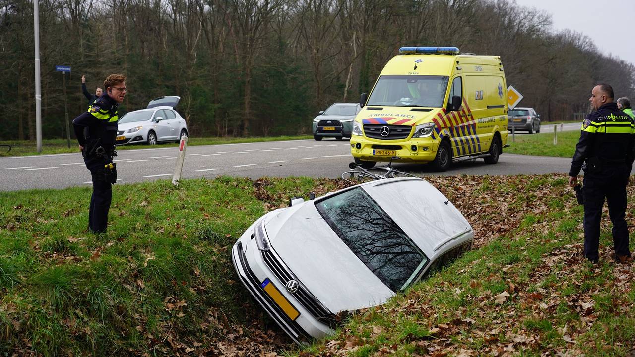 gesprongen waterleiding Breda • fietser gewond bij aanrijding.