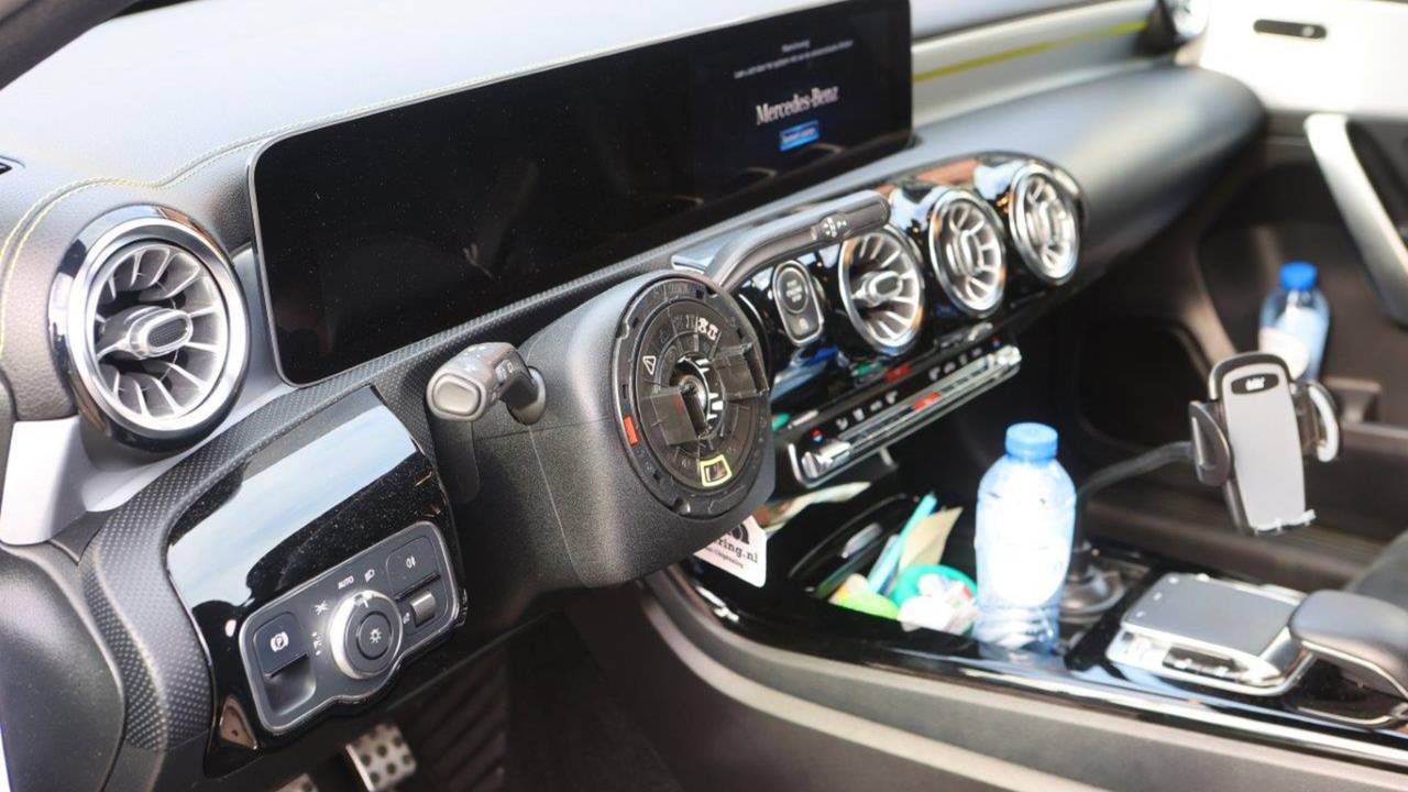 vrouw gewond bij auto-ongeluk • kraanwagen rijdt kraan eraf.