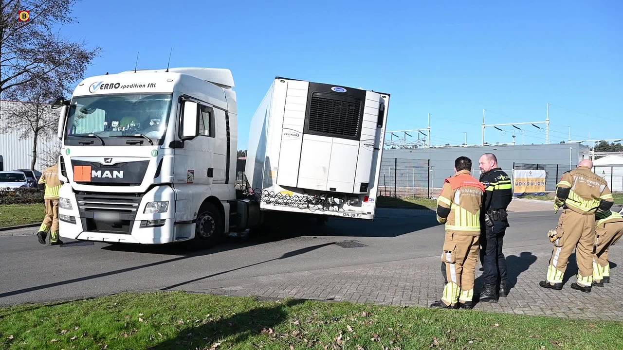 spoorboom kapot • vrachtwagen gekanteld op A73.
