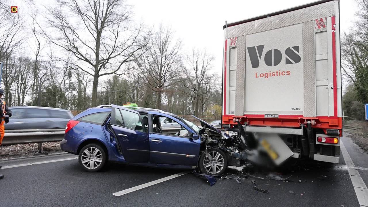 vrouw dagen na botsing gevonden • veel rook bij brand in Oss.