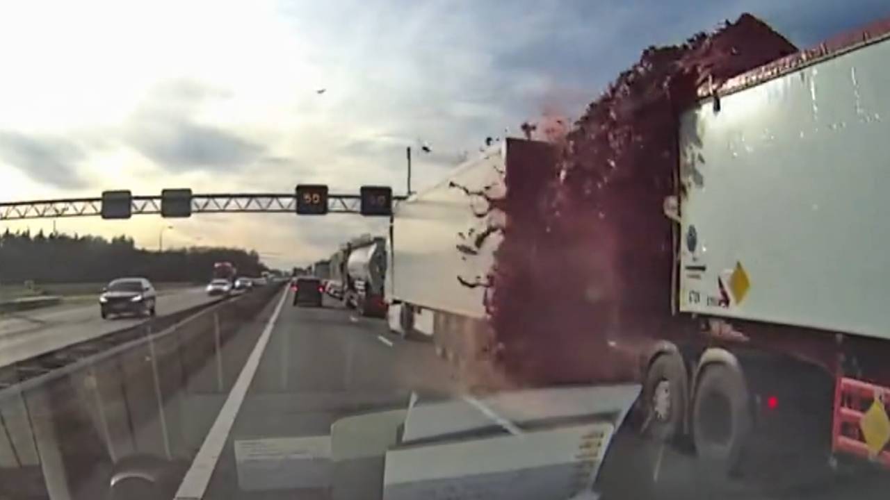 auto helemaal uitgebrand • agent geslagen na botsing.