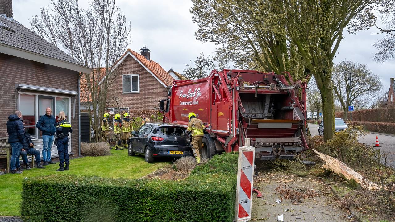 bestelbus in sloot na botsing • gewonden na botsing.