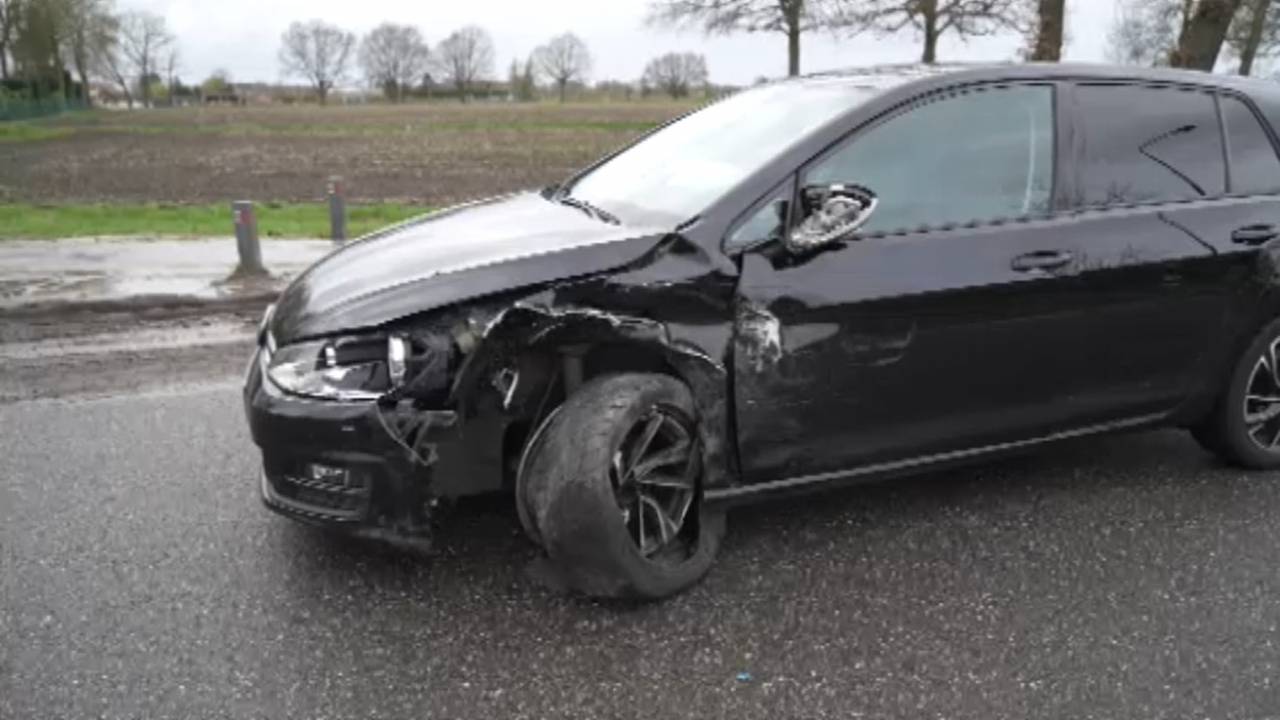 auto in sloot Raamsdonksveer • botsing bij wegversmalling.