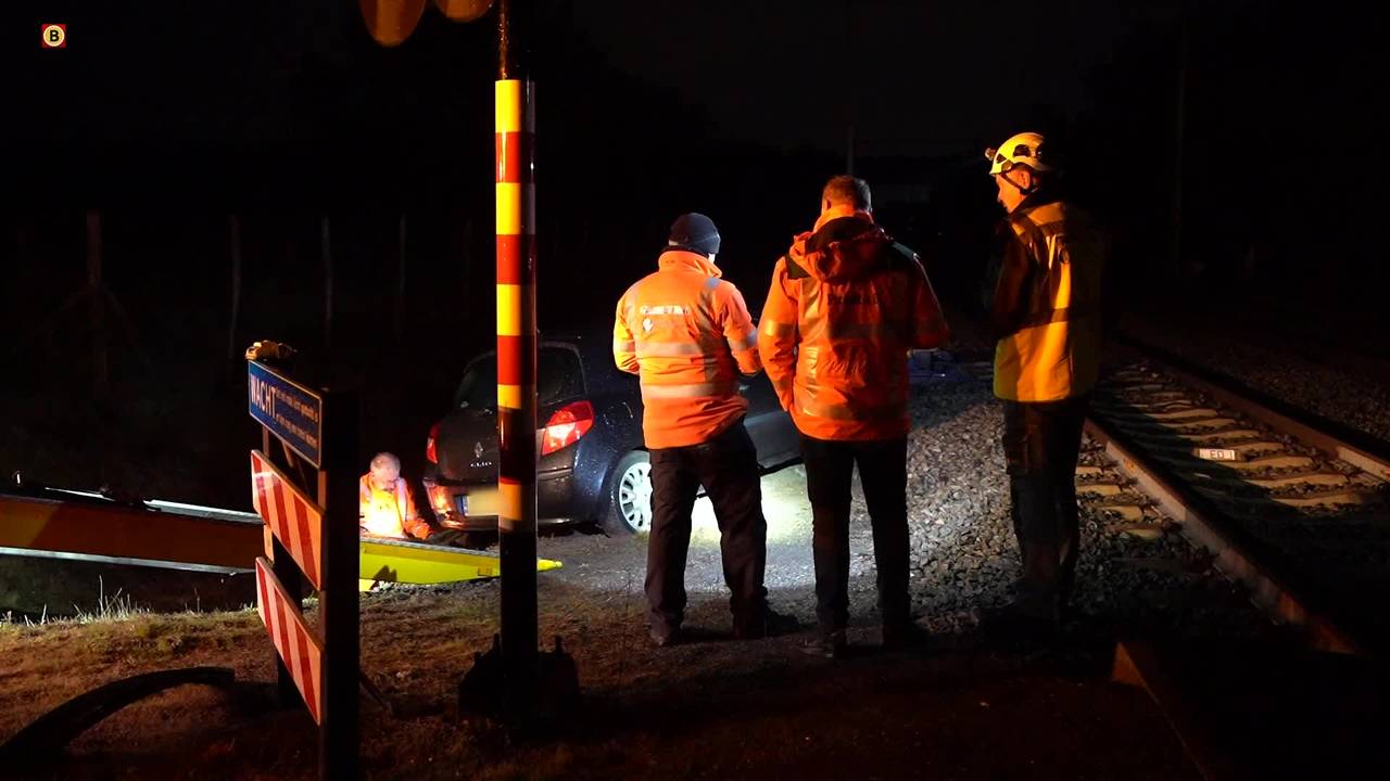 eigenaar bedrijf verongelukt • auto in greppel naast A73.