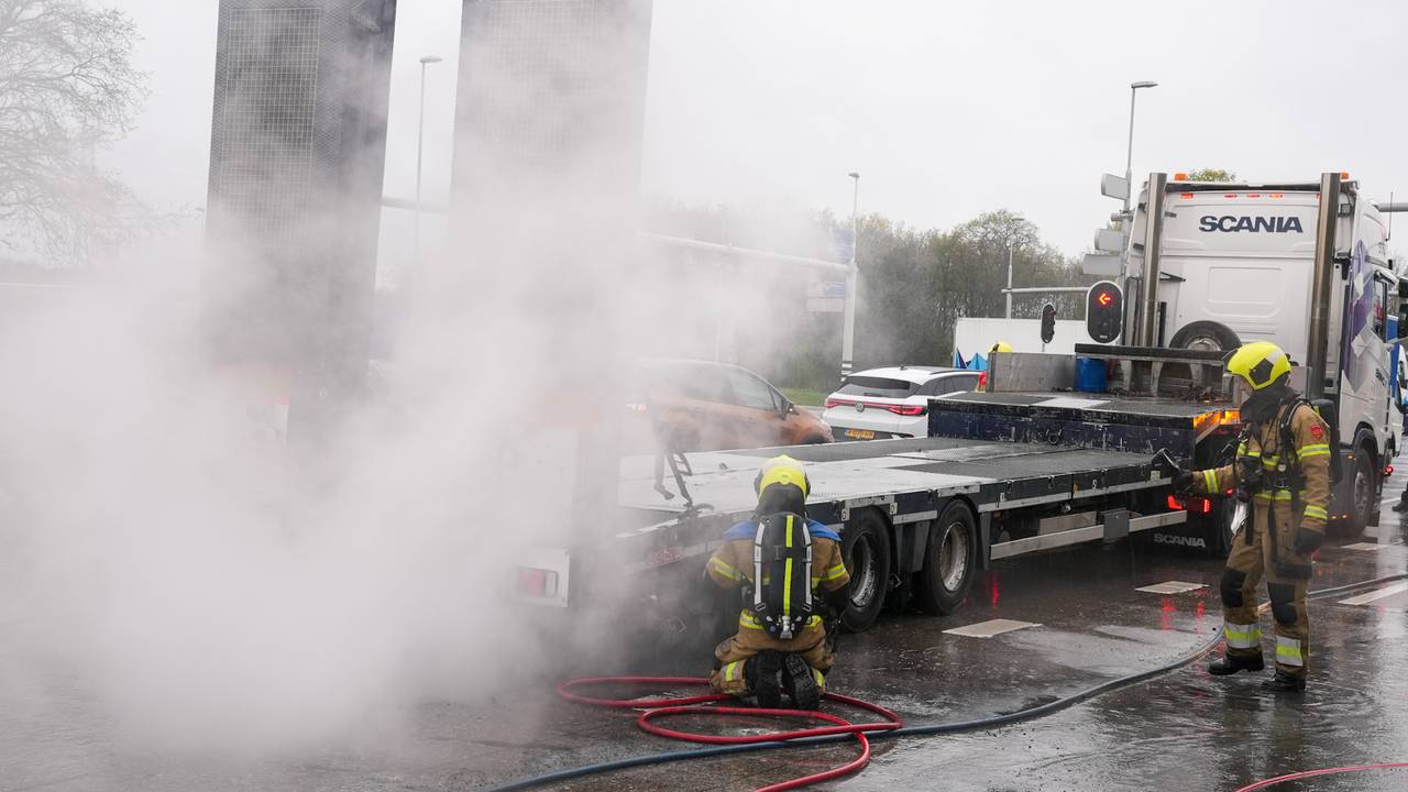 gewonde bij botsing • dief verstopt zich in boedelbak.