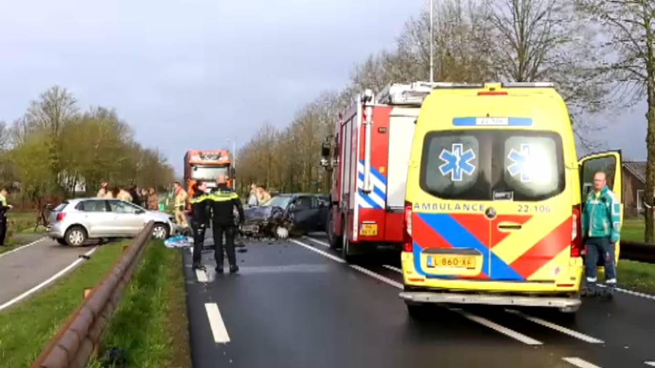 groot ongeluk met drie autos • geen treinverkeer Lage Zwaluwe.
