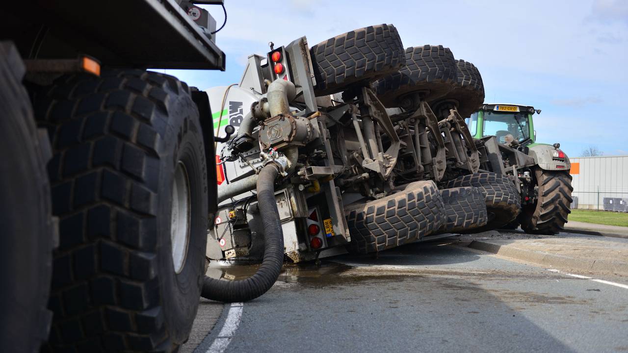 stank door aangebrande worstenbroodjes Boxtel • ongeluk op N65.