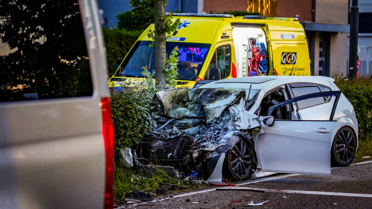 auto-ongeluk in Sint Anthonis • man slaat ex tot bloedens toe.