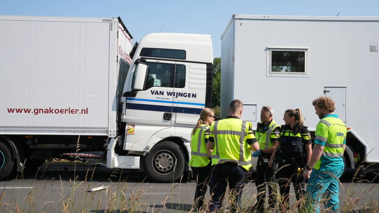 N65 dicht door ongeluk • brand in greppel.