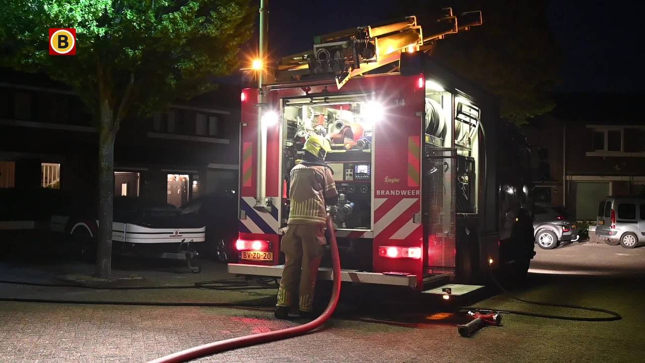 ernstig truckongeluk • auto crasht tegen boom in Nispen.