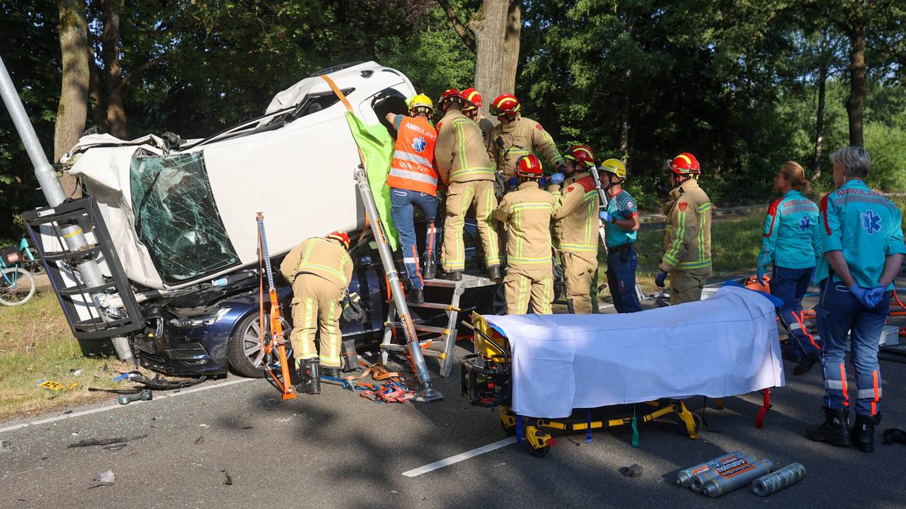 vrachtwagen in de berm • meerdere gewonden na botsing.