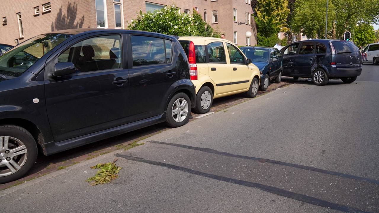 auto slaat over de kop op A50 • 5 autos beschadigd na botsing.