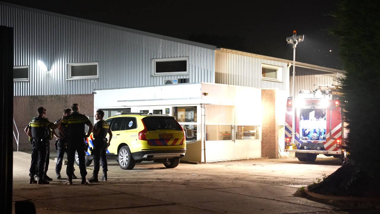 kleine vrachtwagen vliegt al rijdend in brand • ongeluk op A2.