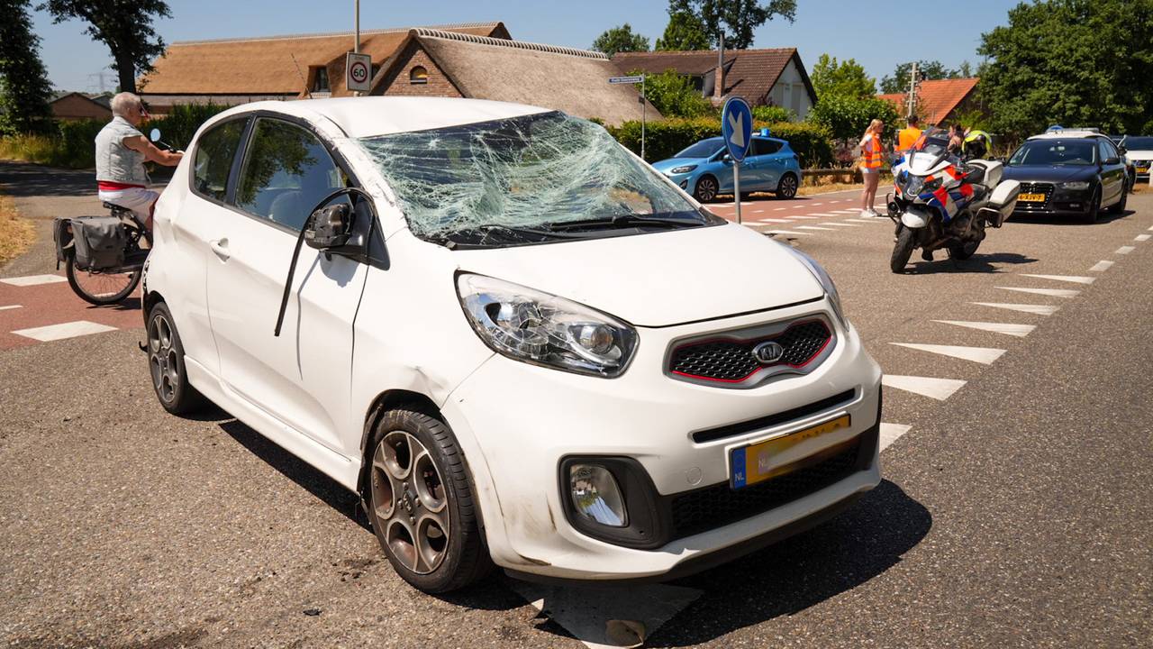 brand gemeld bij bos in Son • Auto vlucht weg na botsing.