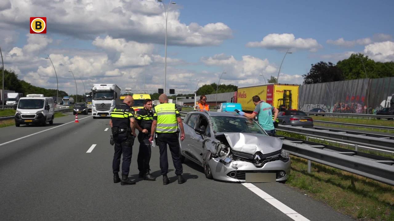 auto botst tegen een boom • N65 dicht na ernstig ongeval.