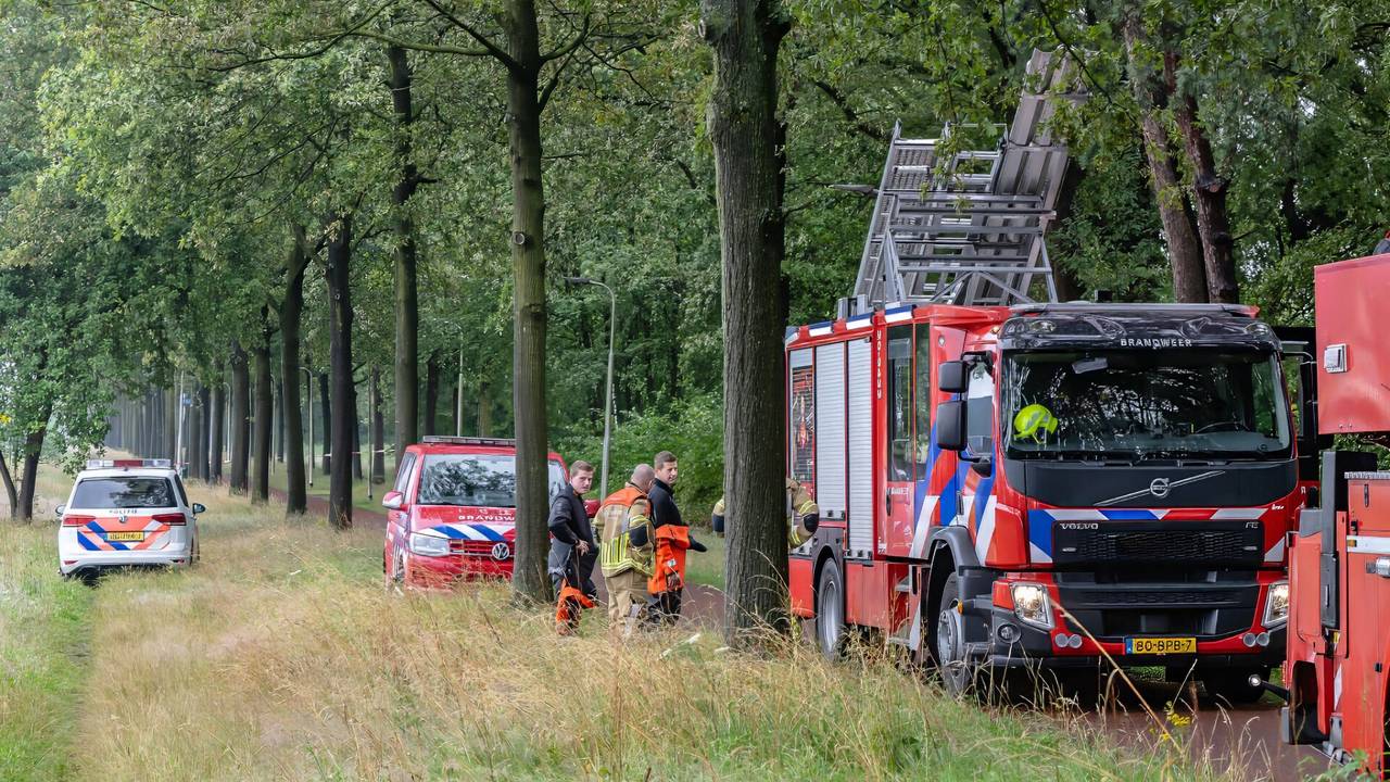 auto belandt op zijn kop • Scooterbestuurder gewond na ongeluk.