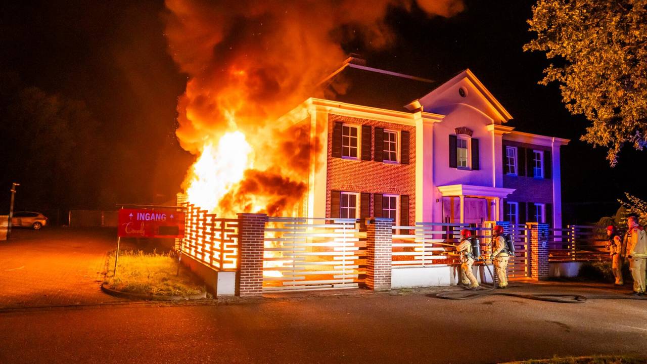 auto door brand verwoest na explosie • gewonde bij ongeluk.