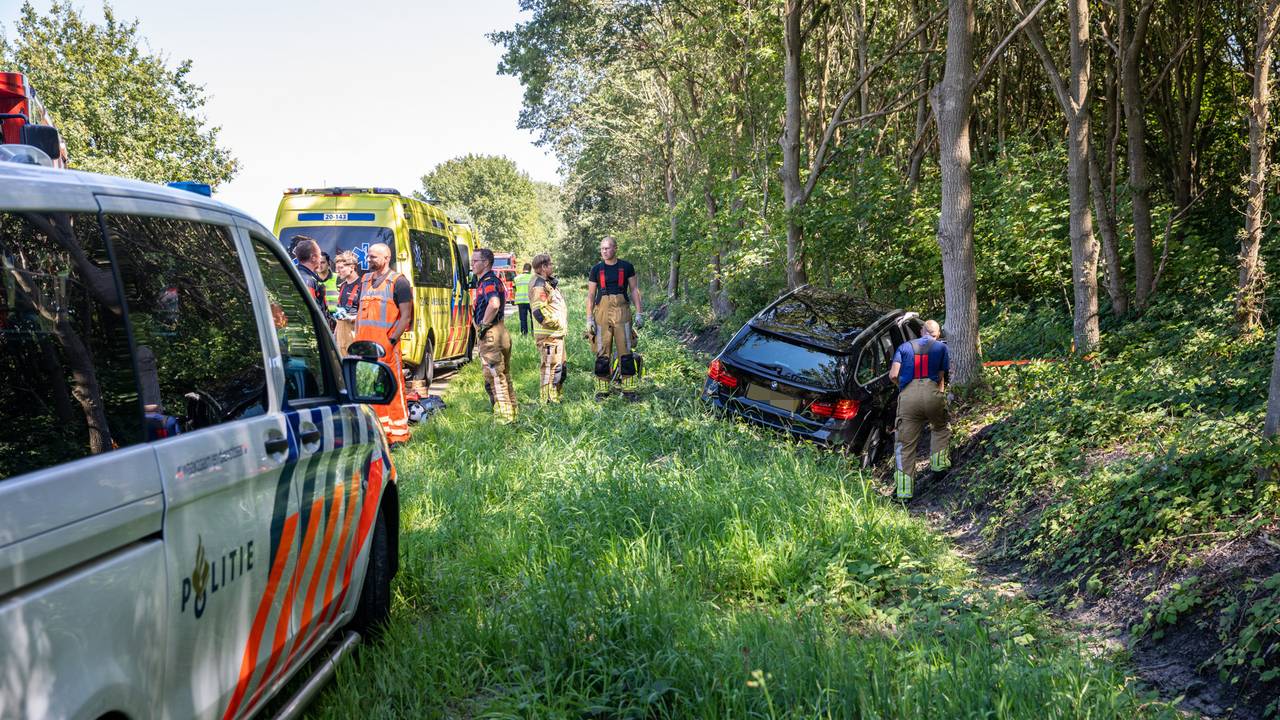 Duikers halen oude kassa boven water • veel schade na botsing.