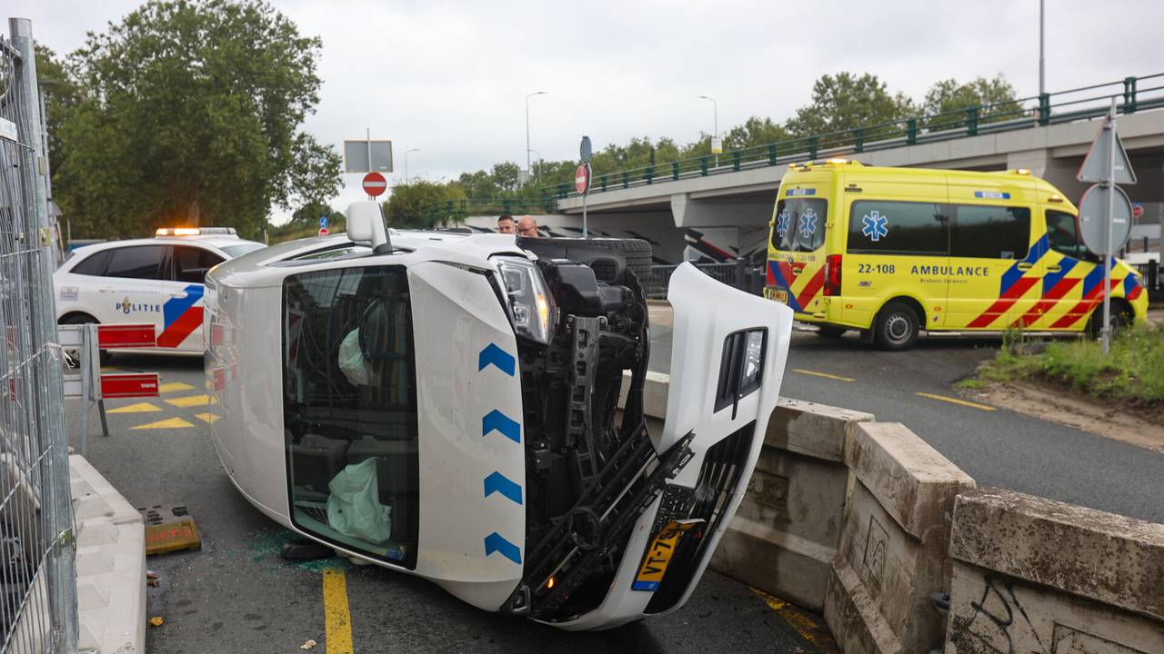 auto botst op afzetting • rijstrook A27 dicht na ongeval.