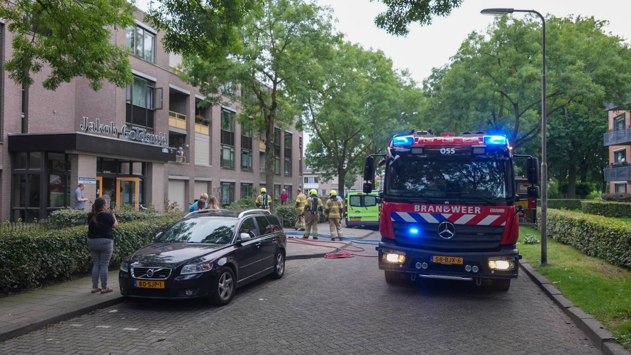 bestuurder vlucht na botsing • loods in brand.