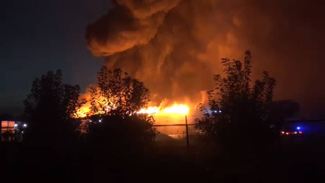 112-liveblog: brand verwoest huis • botsing tussen brommer en fietser.