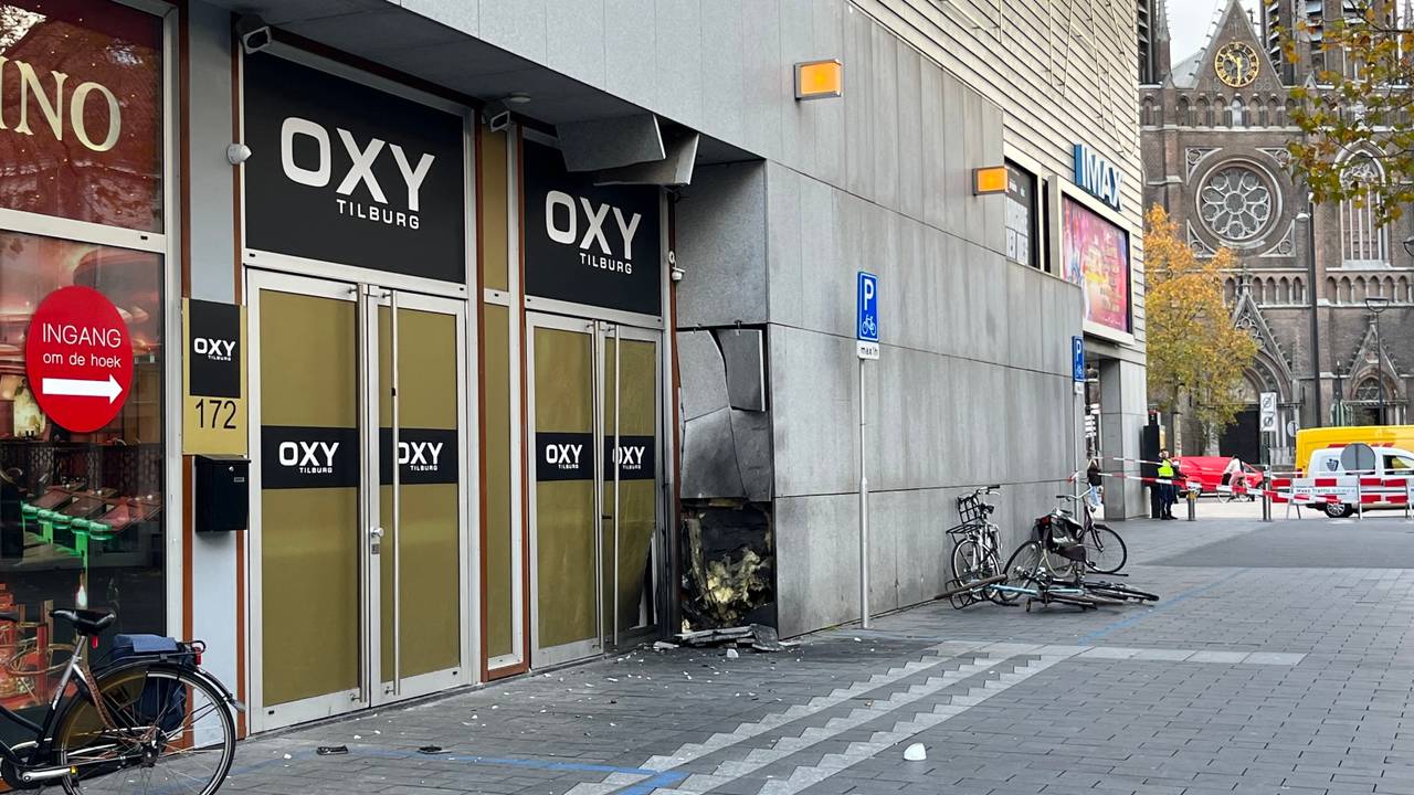 vrouw belandt met auto in water • file na ongeluk op A50.