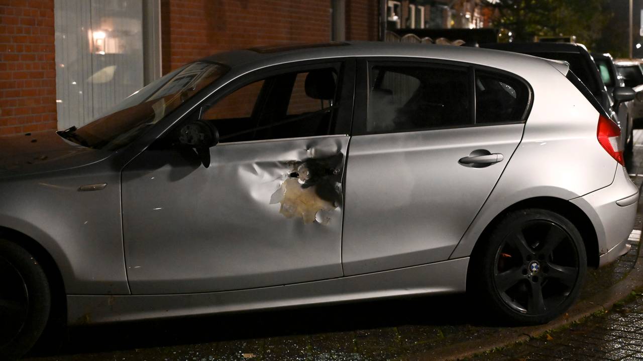 man valt met klussen van balkon • frontale aanrijding.