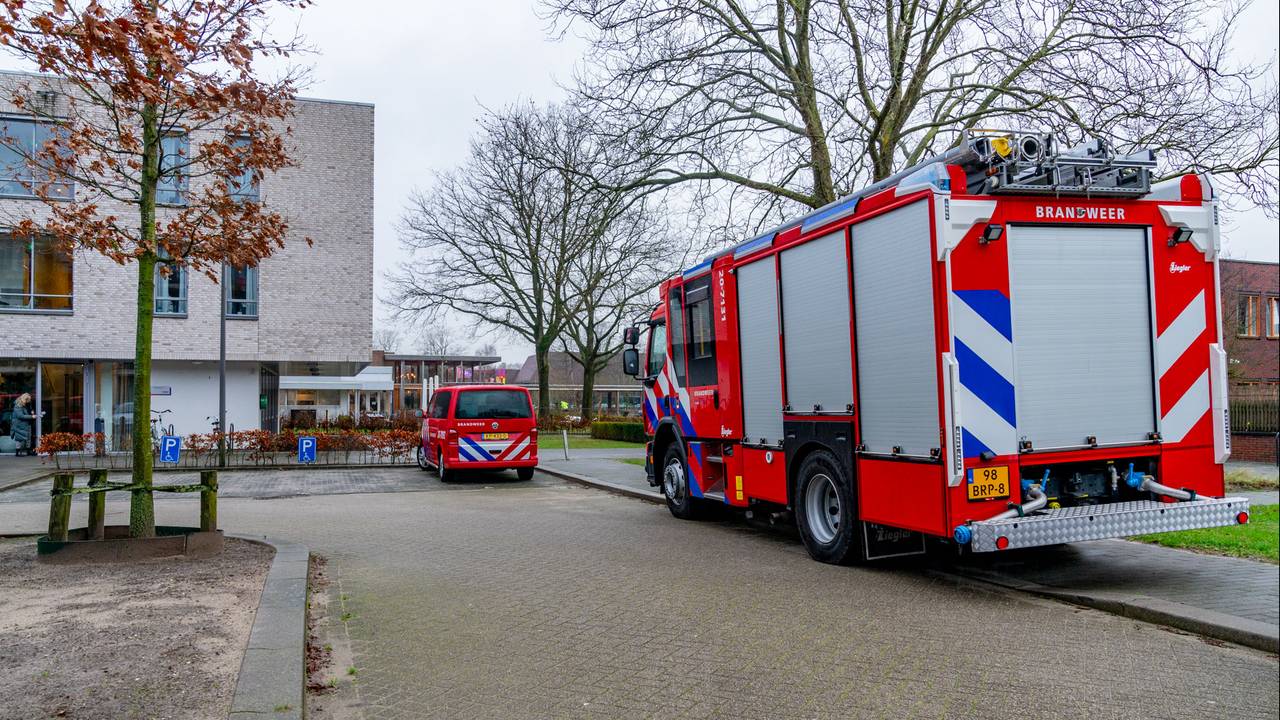 zwaargewond na aanrijding bezorgscooter • veer uit de vaart.