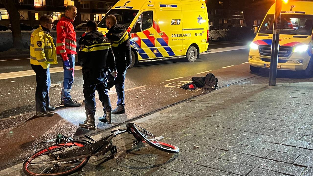 auto belandt in de sloot • fietser zwaargewond na botsing.