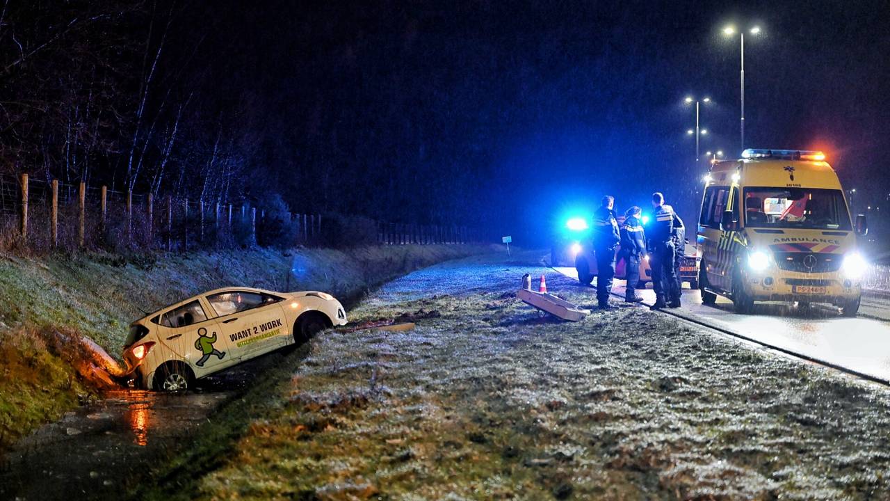 auto van de weg door gladheid • ongelukken volgen elkaar op.