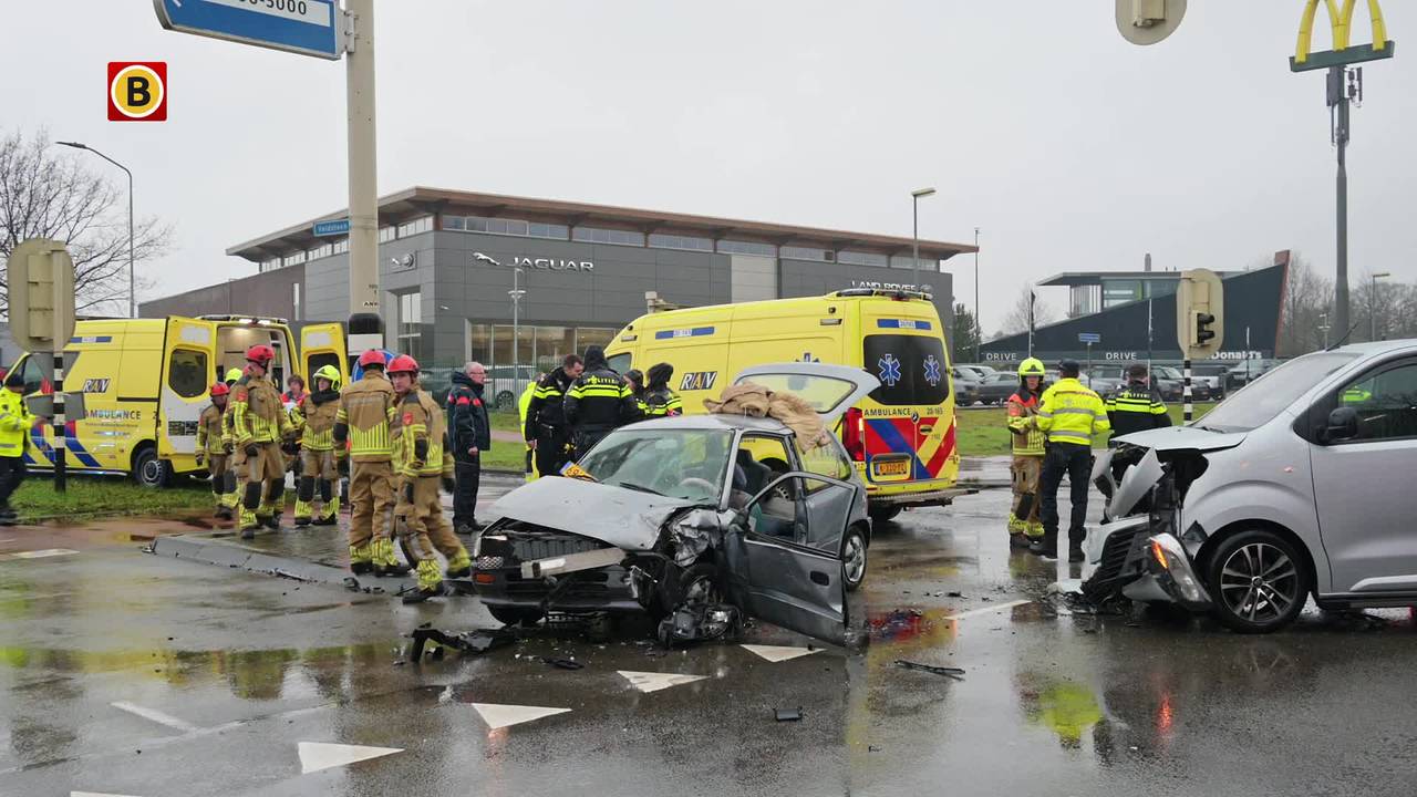 dertig panden gecontroleerd • hevige botsing op kruising.
