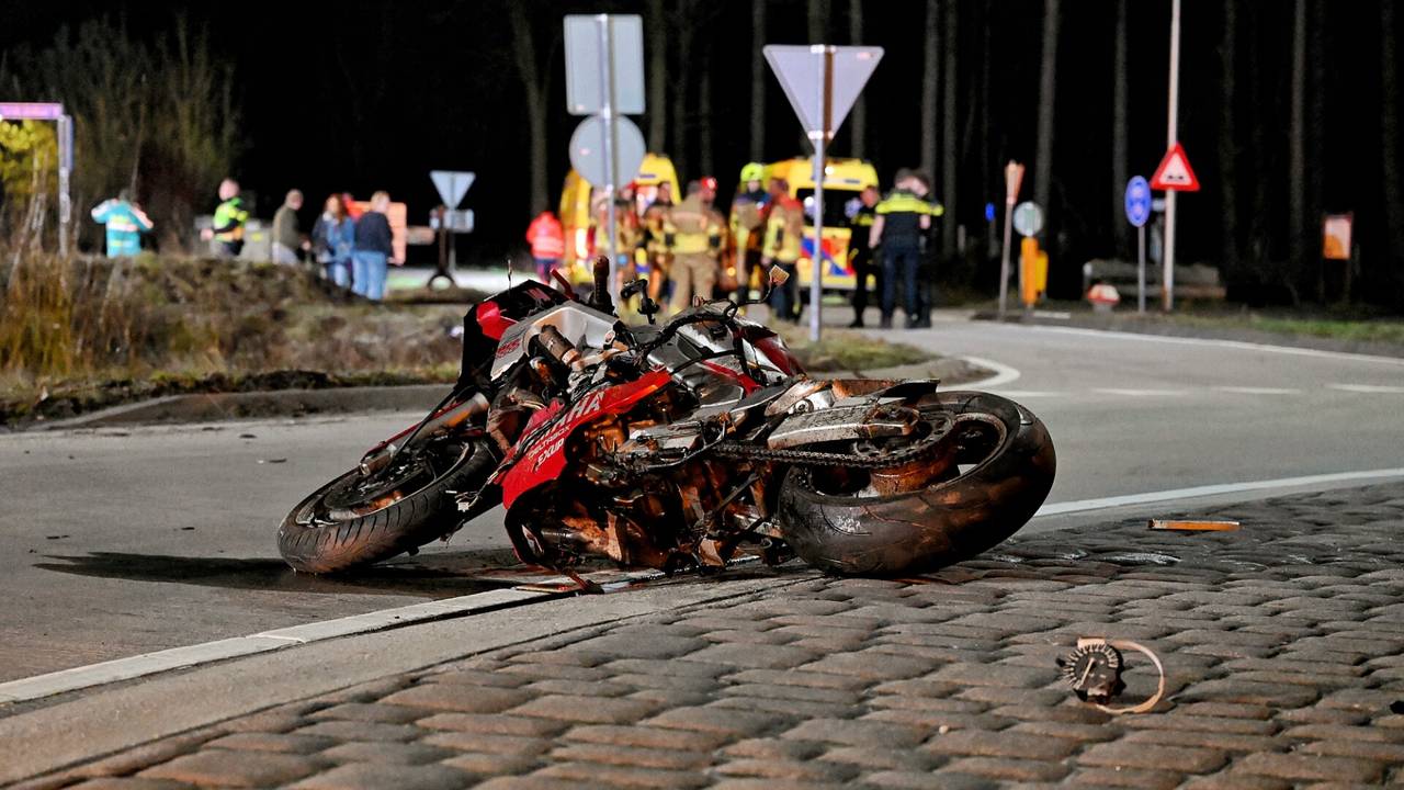 motorrijder gewond na ongeluk op A2 • auto gaat in vlammen op.