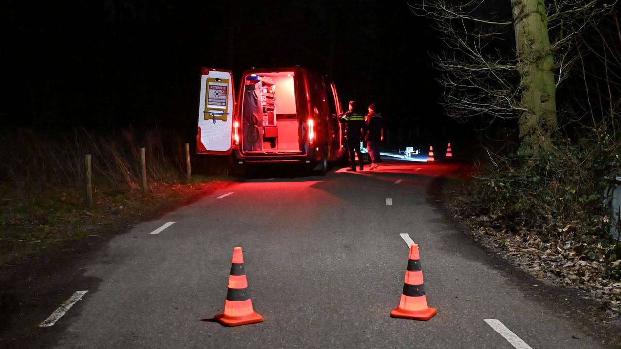 A73 tijdelijk dicht na ongeval • bestelbus door brand verwoest.