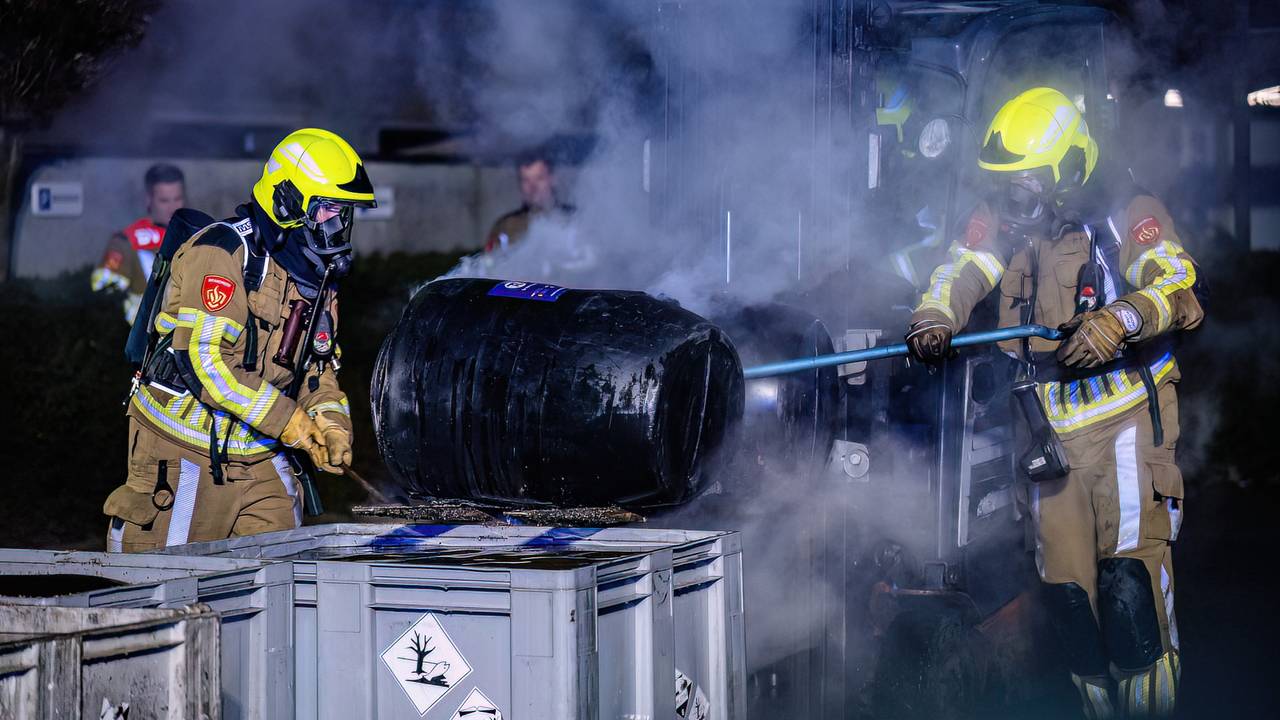 jongen gewond na botsing met auto • auto belandt in vangrail.