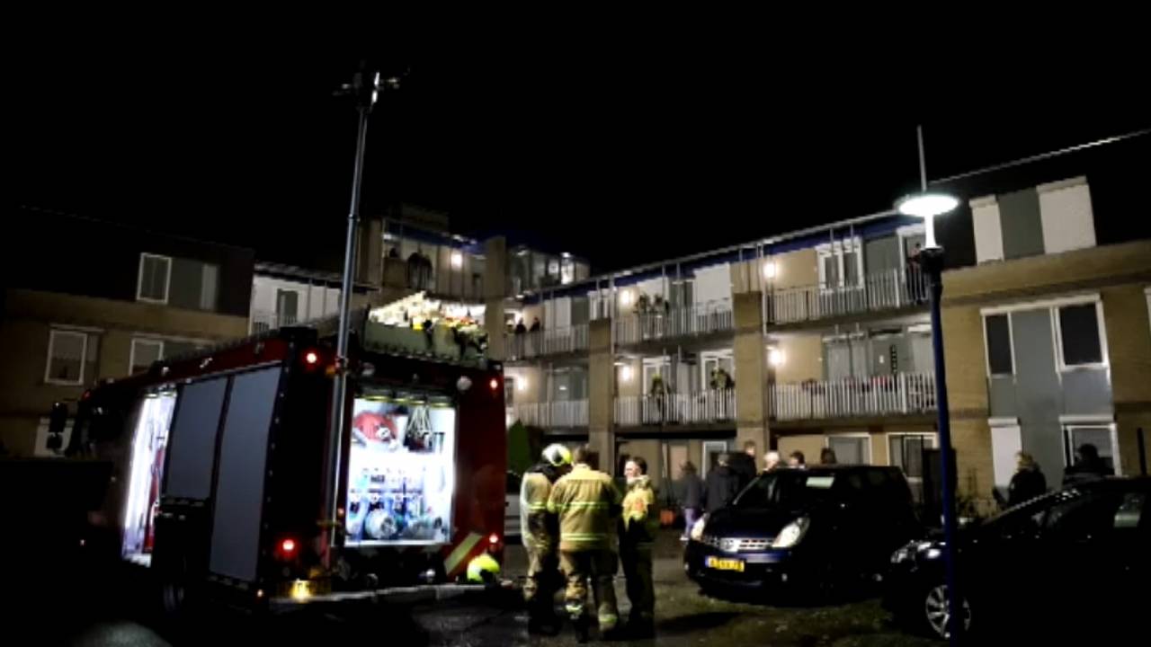 auto in sloot bij ongeluk • politie valt huis binnen.
