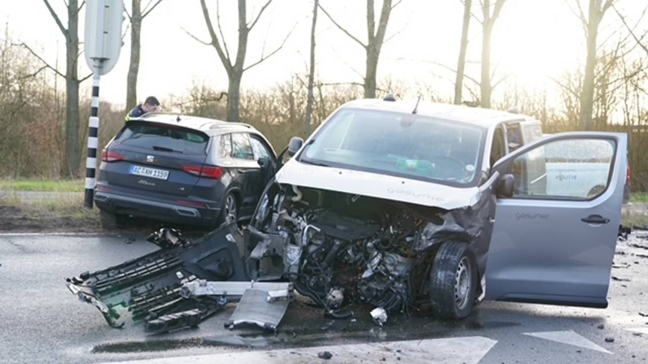kind sluit moeder op balkon op • frontale aanrijding in Vught.