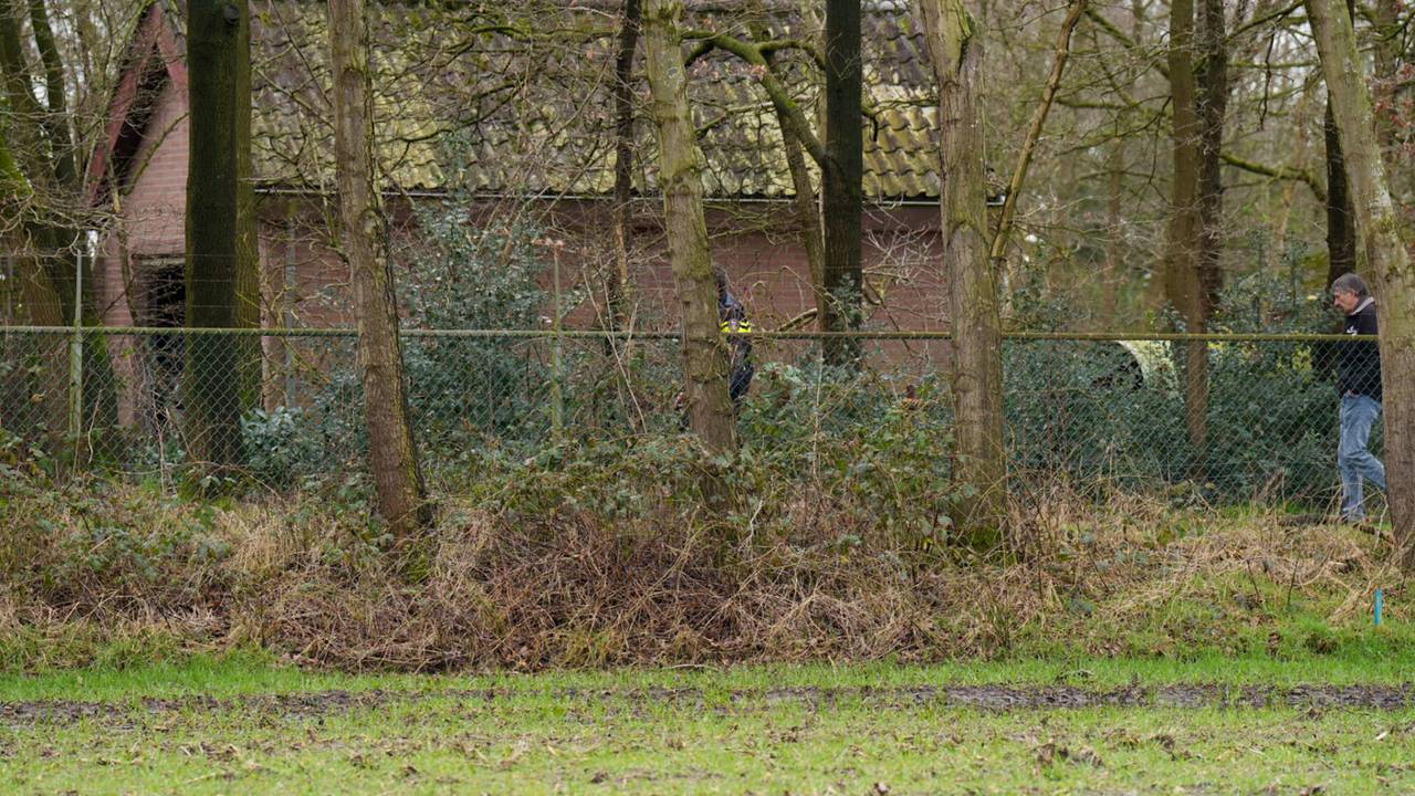 A58 deels dicht na botsing • auto met kinderen botst.