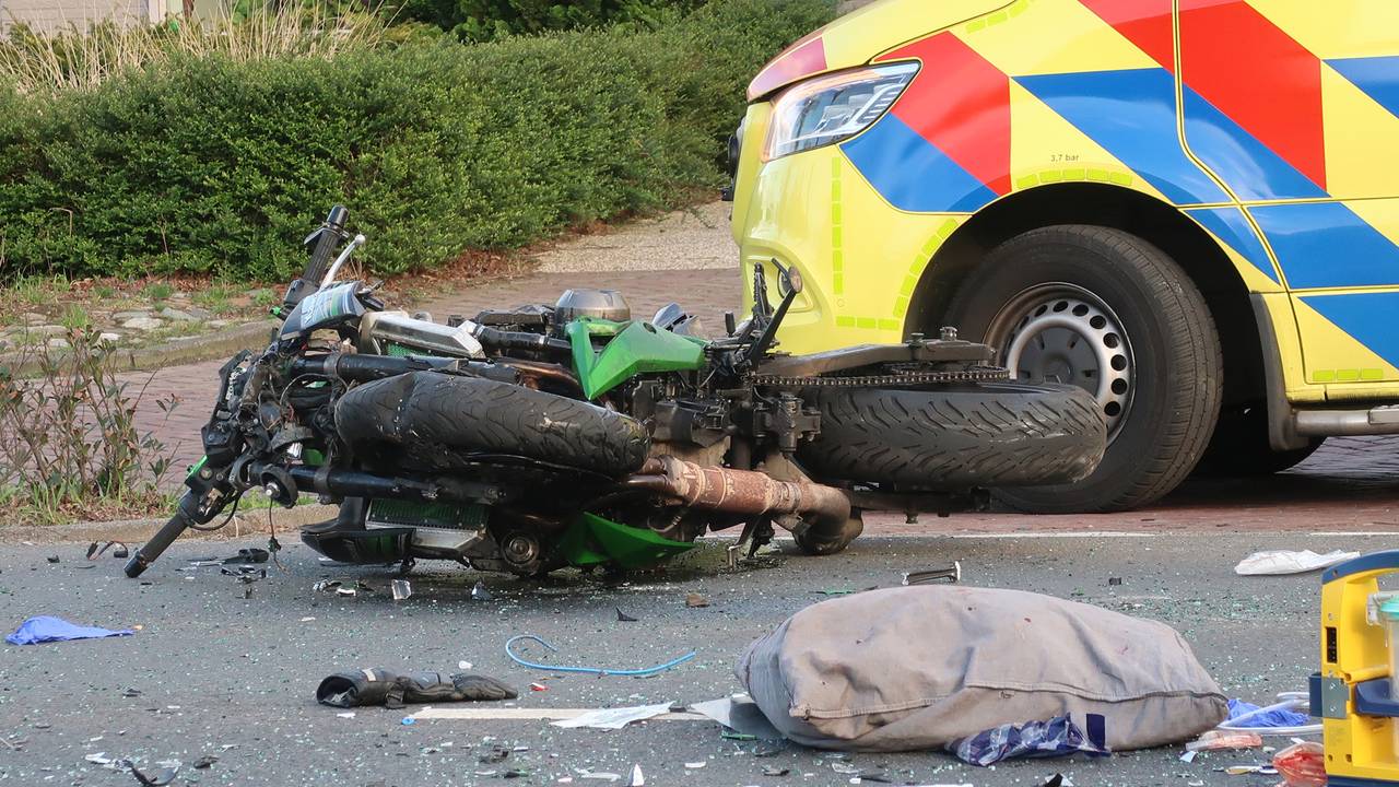 Motorrijder komt om het leven na botsing, automobilist zwaargewond.