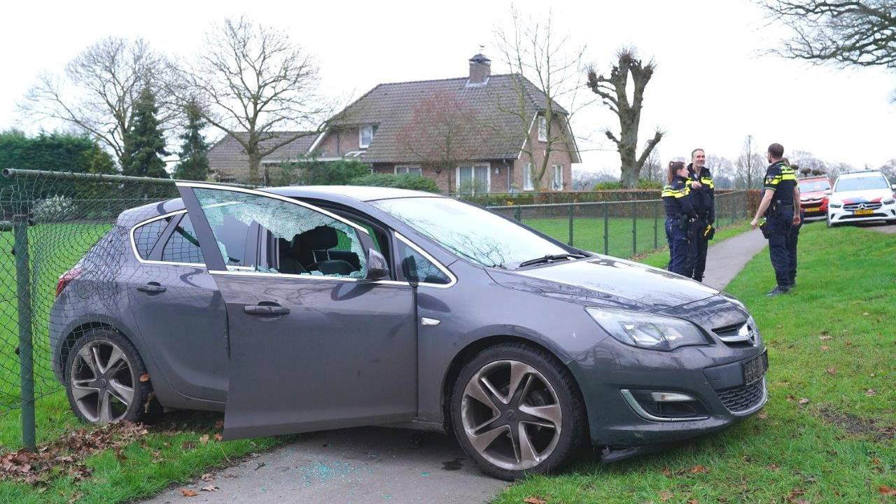 auto ramt hek dierenweide • gewonde bij ongeluk in Helvoirt.