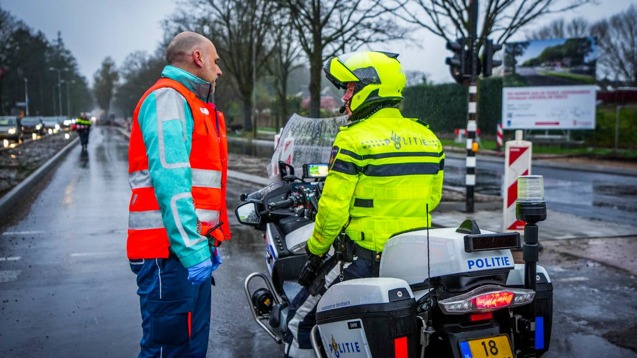 autos fors beschadigd bij ongeval • motor schept fietsster.