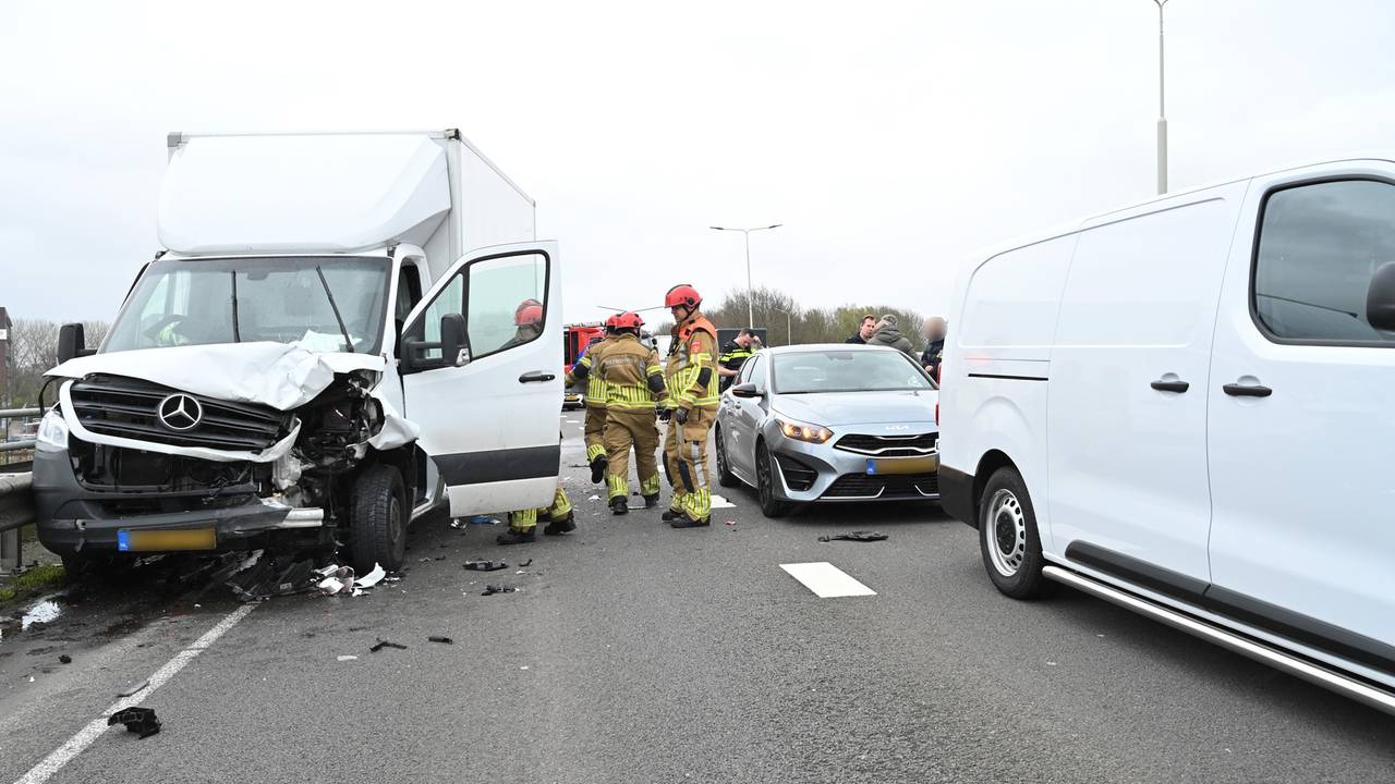 drie autos botsen op elkaar • vrouw bekneld na botsing.