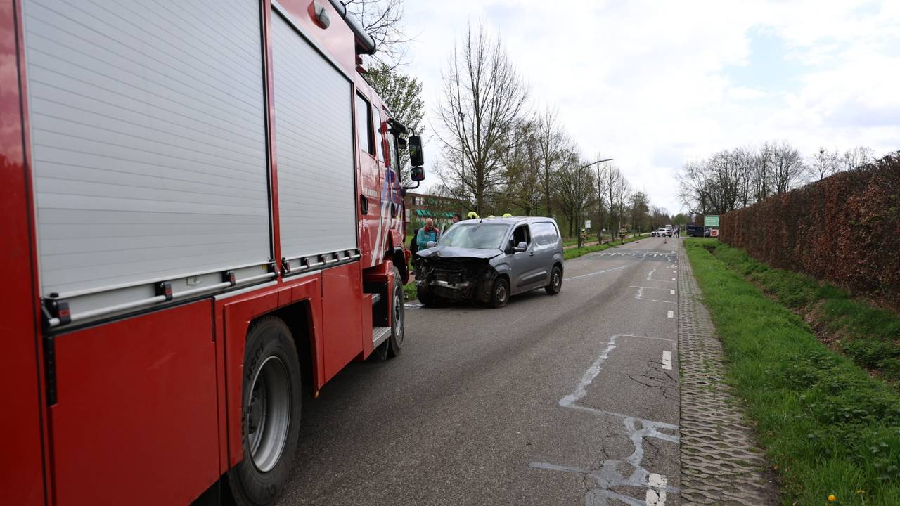gewonden bij ongeluk • kraan helpt auto uit sloot naast A50.