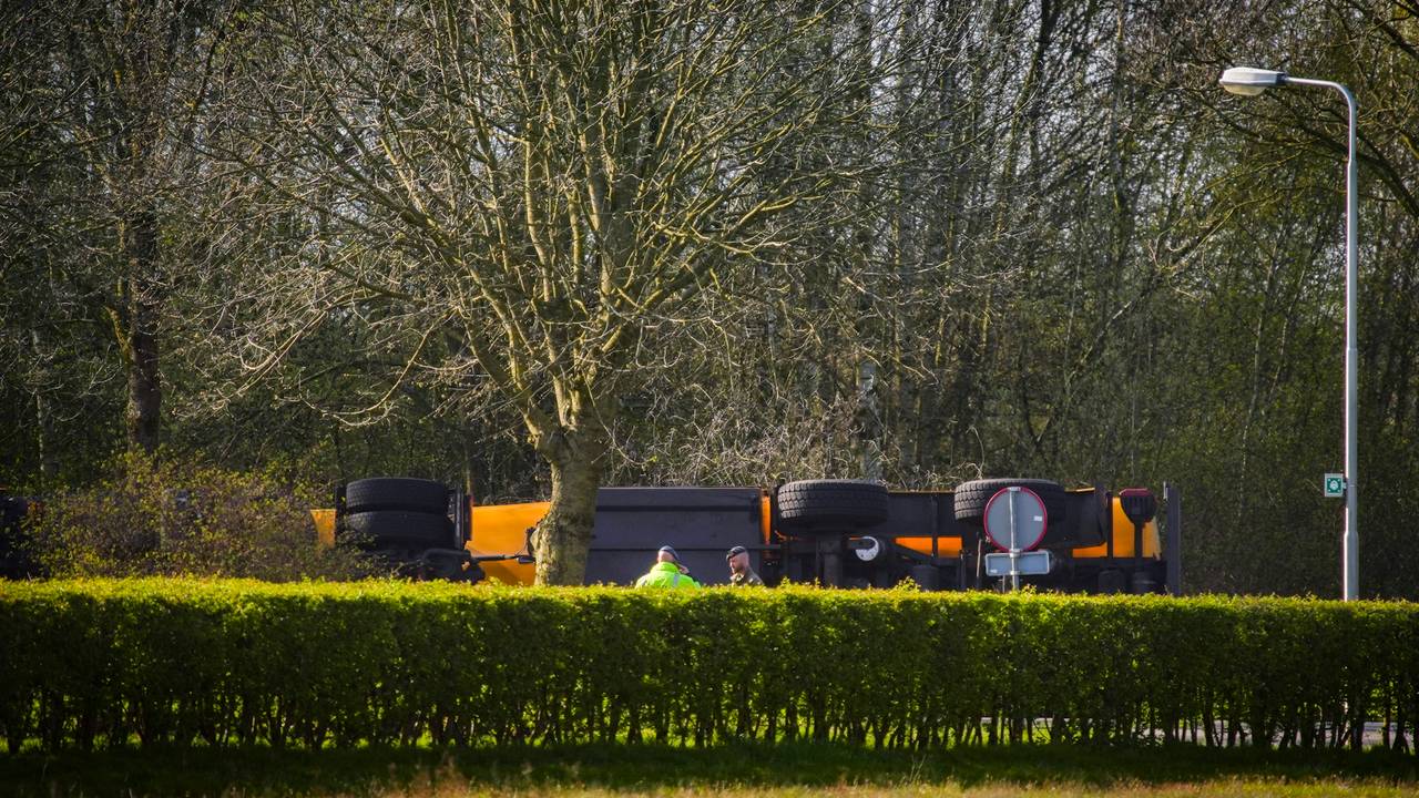 chaos door vastgereden vrachtwagen • tankwagen gekanteld.
